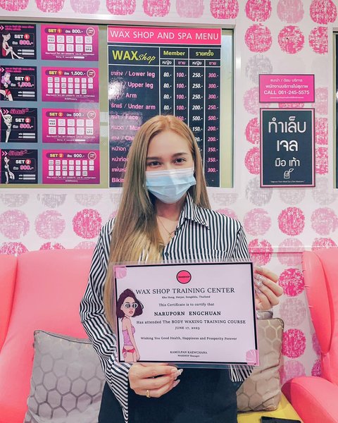ผู้จบหลักสูตร Body Waxing ถือใบประกาศ WAX SHOP TRAINING CENTER