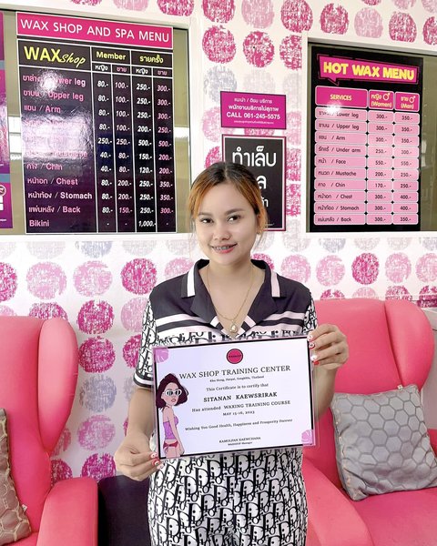 ผู้จบหลักสูตร Waxing ถือใบประกาศ WAX SHOP TRAINING CENTER