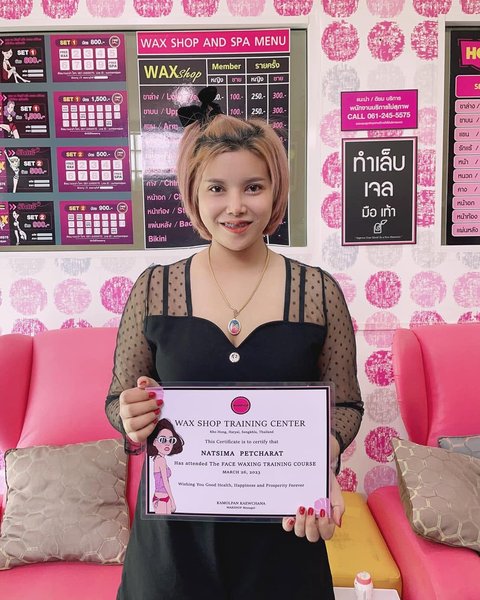 ผู้จบหลักสูตร Face Waxing ถือใบประกาศ WAX SHOP TRAINING CENTER